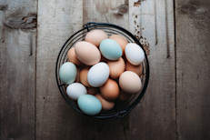 Las proteínas son uno de los nutrientes más efectivos para aumentar la tasa metabólica, ya que el cuerpo necesita usar más energía para digerirlas que para las grasas o los carbohidratos. Por ello, los huevos son una excelente opción para aprovechar este proceso. Un huevo duro grande tiene aproximadamente 6 g de proteínas.