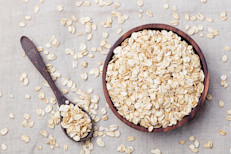 Media taza de avena tiene 5 gramos de fibra, que da saciedad y ayuda a comer menos. Este cereal aumenta la secreción de colecistoquinina, una hormona que ayuda a regular el apetito.