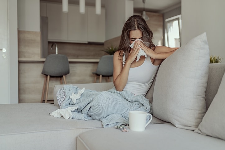 El invierno ya pasó, pero no el peligro de contraer gripe. Aunque es más frecuente cuando hay bajas temperaturas, en esta temporada también hay riesgo de enfermar de influenza. Pero afortunadamente existen hábitos saludables que pueden ayudarte a reducir el peligro.