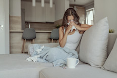 El invierno ya pasó, pero no el peligro de contraer gripe. Aunque es más frecuente cuando hay bajas temperaturas, en esta temporada también hay riesgo de enfermar de influenza. Pero afortunadamente existen hábitos saludables que pueden ayudarte a reducir el peligro.