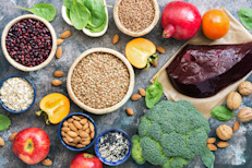 El hierro es un mineral que nos ayuda a crecer y desarrollarnos. Nuestro cuerpo lo usa para producir hemoglobina y mioglobina, proteínas de los glóbulos rojos que se encargan de trasportar el oxígeno a lo largo del cuerpo. También, necesitamos hierro para fabricar hormonas y tejidos conectivos.