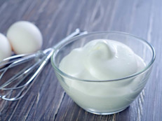 El huevo es un alimento muy completo y con muchas propiedades nutricionales, sus proteínas son una excelente alternativa para nutrir el folículo piloso y acelerar el crecimiento del pelo. Bate un huevo y aplica desde la raíz a todo lo largo de tu melena, deja actuar al menos 30 minutos. Retira con agua y lávate como de costumbre. Se recomienda 2 veces por semana.