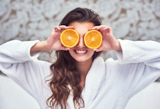 La naranja es el fruto del naranjo, un árbol pariente del mandarino, pomelo y limonero, todos miembros de la familia Rutácea. Con una historia que cuenta con más de 20 millones de años, esta fruta fue el centro de atención y estudio de muchas culturas, entre ellas, la china y griega. Estos son los beneficios que puede ofrecerte si la incorporas en tu dieta regularmente: