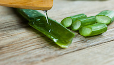 Tradicionalmente, la aplicación de ungüentos que contienen aloe vera o sábila se han vinculado con una reducción del enrojecimiento, descamación e inflamación que causa la psoriasis. Se cree que sus beneficios se deben a la presencia de vitaminas A, B, C, y E, ácido fólico, minerales y un alto porcentaje de aminoácidos en su gel.