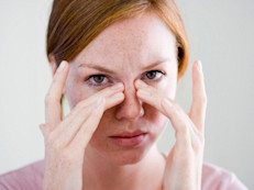 Más comunes en las personas que duermen poco, las ojeras, tienen dos componentes: el edema (acumulación de líquido) y la pigmentación. Para aliviar el edema y desinflamar las ojeras, se pueden aplicar compresas de algún descongestivo, por ejemplo, té de manzanilla. Si el problema es la pigmentación, consulta al dermatólogo.