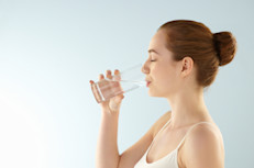 Para hidratarte el agua es, sin duda, la mejor opción. Toma de 8 a 10 vasos de de agua al día o de líquidos claros. El Instituto Nacional de Diabetes y Enfermedades Digestivas y del Riñón (NIDDK, por su sigla en inglés) recomienda que cada vez que tengas una deposición suelta, tomes al menos una taza de líquido (240 mililitros).
