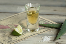 En el Centro de Investigación y de Estudios Avanzados del Instituto Politécnico Nacional también han estudiado los beneficios del agave, a través del tequila: un shot de este destilado reposado después de una comida fuerte ayuda a acelerar el metabolismo.