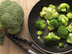 El brócoli, col, coles de Bruselas, coliflor, hojas de col rizada, nabo y rúcula, contienen goitrina, un compuesto que interfiere en la síntesis de la hormona tiroidea. Sin embargo, cocinar los vegetales puede desactivar el compuesto y hacerlos más seguros para el consumo, y, nuevamente, la ingesta suficiente de yodo anularía la influencia de la goitrina en la tiroides.