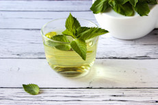 Existe evidencia que muestra que el consumo regular de té de hierbabuena puede brindar alivio contra dolores estomacales y menstruales, y actuar como carminativo, es decir, disminuir la producción y acumulación de gases en el tubo digestivo. Además, por sus propiedades antioxidantes y antibacterianas, se estudiaron sus efectos para inhibir el crecimiento de bacterias dañinas, como la Helicobacter pylori, principal responsable del desarrollo de úlceras pépticas.