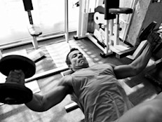 Es posible hallar en los gimnasios personas que cargan pesos muy superiores a su capacidad con el fin de sorprender a los demás sobre sus habilidades. Debes saber que existe un alto riesgo de sufrir lesiones y de hacer mal el entrenamiento. 