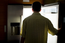 A la noche, come liviano y modera el consumo de alcohol. Lo ideal es cenar unas dos horas antes de irte a dormir. Y descansa entre 7 y 8 horas cada día, aconsejan los expertos en nutrición: dormir mal hace que las personas deseen los alimentos grasosos.
