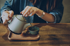 Es importante respetar las temperaturas y tiempos de infusión para cada tipo de té de Ceilán: el negro entre 75 y 90 °C (167 y 194 °F) y entre 3 y 4 minutos de infusión, el verde entre 70 y 80 °C (158 y 176 °F) y entre 1 y 2 minutos de infusión, y el blanco entre 75 y 85 °C (167 y 185 °F) y entre 3 y 5 minutos de infusión. Se puede añadir leche o algún edulcorante para que su intenso sabor resulte más agradable.