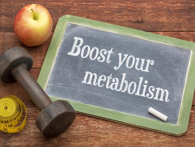 El metabolismo tiene un protagonismo indiscutido en el funcionamiento de nuestro cuerpo, ya que transforma los nutrientes de las comidas en el combustible necesario para realizar las tareas vitales. Entre éstas, suele destacarse el control del peso, aquí te contamos por qué, y qué alimentos puedes consumir para favorecer estos procesos.