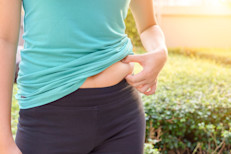 Para calcular la energía que un alimento le brinda al cuerpo, se utiliza una unidad de medida llamada caloría. Cuando consumimos más calorías de las que necesita nuestro cuerpo, se acumulan en forma de grasa. Para evitar el sobrepeso debemos controlar el consumo excesivo de alimentos calóricos, e incorporar, junto a una dieta equilibrada, alimentos que estimulen el funcionamiento del metabolismo: