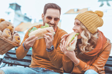 Al ir a restaurantes (especialmente de comida rápida) es común consumir una mayor cantidad de alimentos o con propiedades calóricas más elevadas. Procura cocinar en casa cuando tengas oportunidad. Elabora tus alimentos un día antes para poder seguir tu régimen en los días de escuela o trabajo.
