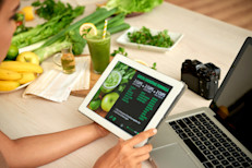 Sigue un plan de alimentación saludable. Procura planificar lo que vas a comer y haz la compra en función de eso. Tres comidas grandes con dos snacks, seis comidas pequeñas o lo que más se te acomode de acuerdo con tu ritmo de vida, puede funcionar. Prepara tu comida  para que no tengas pretextos y no comas cualquier cosa durante el día.