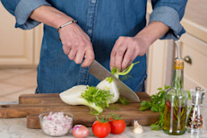 El hinojo es una fuente de energía, fibra dietética, potasio, vitamina C y otros minerales esenciales como calcio, fósforo y sodio. También proporciona pequeñas cantidades de flavonoles, hierro, magnesio, niacina, vitamina A, B y K, y zinc. Su aceite esencial, que se obtiene de las semillas, suele utilizarse en fitoterapia. Por este motivo, su consumo se asocia a diferentes beneficios: