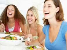 Sí... si no cenas de modo adecuado. Según la Dra. Cathy Wyse, de la Universidad de Aberdeen, en Inglaterra, "Tener horarios irregulares para cenar, cenar mucho o no hacerlo, alteraría el metabolismo y provocaría problemas de sueño, lo cual propiciaría el aumento de peso y otros problemas de salud".