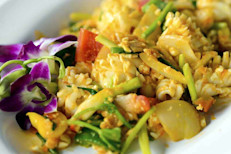 Esta fresca ensalada con pescado, pepino y manzana es ideal como entrada o bien para una cena ligera. Para aumentar el contenido de fibra de la receta utiliza el pepino y la manzana con cáscara. Puedes variar incluyendo diferentes tipos de manzana “Golden delicious”, “Granny Smith”, “Red Delicious”, “Cameo”, “Braeburn” para dar un toque de sabor y presentación diferente. Las manzanas y los pimientos destadestacan por su contenido de flavonoides. 