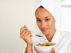 Para tener una piel tersa, luminosa y sin arrugas, es fundamental la hidratación y la dieta. No sólo hay que cuidar la piel por fuera, sino que es necesario tomar agua. Además, debes seguir una dieta equilibrada: come más vegetales frescos, frutas, granos enteros y proteínas sin grasas.