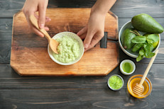 El aguacate o palta es una excelente fuente de vitamina E, por unidad puede brindar casi un tercio del valor diario recomendado. Además es un fruto muy versátil, por lo que puedes incorporarlo en la dieta de muchas formas: en ensaladas, guacamole, hummus, cremas o sándwiches.