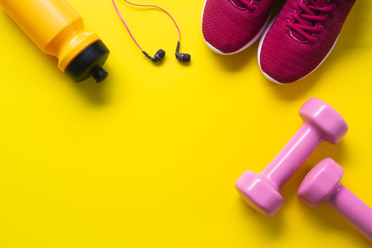 Si estás tratando de bajar de peso o mantenerte, debes saber que cada caloría quemada cuenta a tu favor. Además de limitar las calorías que consumes a través de la dieta, adoptar un estilo de vida activo le dará un impulso vital a tu objetivo de adelgazar. Aquí tienes 12 ideas para ayudarte a estar siempre en movimiento, y puedes sumar otras que se te ocurran a ti. ¡Comienza ya!
