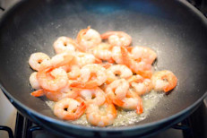 Los camarones condimentados con jengibre, cebolla, ajo, salsa de soya y acompañados de arvejas chinas y pimientos hacen de esta receta que sea muy apetitosa. Contiene 209 calorías y 19 g de proteínas. Perfecto si lo acompañas con arroz blanco. Ideales para incluirlos en tu comida principal o cena.  El wok es un sartén redondo muy utilizado en la cocina Asiática. Puedes también prepararlos sobre la plancha.