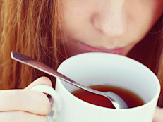 Uno de las cosas más importantes es mantener al cuerpo hidratado en todo momento; debes intentar consumir el doble de agua que bebes normalmente, preferiblemente a temperatura ambiente. Cuando se está enfermo de gripe, se suele perder más agua, ya sea por el catarro o por el sudor debido a la fiebre.