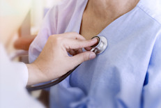 Si experimentas fatiga, palidez, aumento o pérdida de peso inexplicable, cambios en la función intestinal o dificultades respiratorias que persisten durante días o semanas, visita a tu médico en lugar de pensar en un plan de desintoxicación, podrías caer en las falsas promesas de muchas compañías.