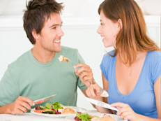 "La cena es la última comida del día, y es importante porque, al dormir, pasarás cerca de 8 horas sin comer nada", explica la dietista Susie White, del British Association for Applied Nutrition. "Tomar una cena adecuada proveerá a tu cuerpo de energía y nutrientes para tener un buen descanso y empezar bien el día siguiente".