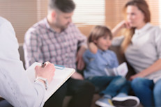 Realidad: los amigos y los seres queridos pueden generar un gran cambio. Solo el 44% de los adultos con problemas de salud mental que se pueden diagnosticar y menos del 20% de los niños y adolescentes reciben el tratamiento necesario. Los amigos y los familiares pueden ser una influencia importante para ayudar a alguien a recibir los tratamientos y servicios necesarios. 