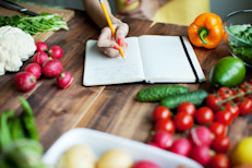 La prevención de ataques de gota es importante. Mantener los niveles séricos de ácido úrico en el rango normal también es fundamental para la gestión de la gota. Algunas personas están tentadas a desviarse de su dieta de gota cuando mejoran. Evita esa tentación y siempre ten en cuenta lo que evita que los ataques de gota se repitan. Considera la posibilidad de mantener un registro de tus síntomas y de tu dieta, simplemente para estar alerta.