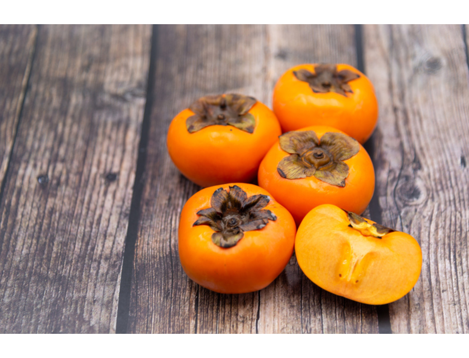 ¿Alguna vez oíste hablar del persimonio? Se trata de un fruto de color naranja o marrón rojizo, con una forma que recuerda al tomate. También se lo conoce como pérsimo, persimón, caqui o kaki, y aunque no goza de una gran popularidad, distintas investigaciones resaltan que incluirlo en la dieta puede ser muy útil para cuidar la salud.