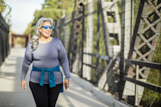 La postura al caminar es importante para alcanzar una mayor efectividad. Hay que pararse rectos, sumiendo el abdomen y apretando los glúteos. La cabeza debe estar en una posición neutral, con los ojos viendo hacia frente y el mentón paralelo al suelo. Los pasos deben rodar de los talones a los dedos de los pies y los brazos deben estar relajados y libres en su movimiento.
