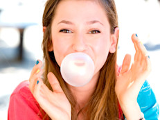 Otra forma de estimular la producción de saliva es masticar una goma de mascar sin azúcar o dulces duros para estimular. Los sabores cítricos, de canela o menta son buenas alternativas. En tanto, los alimentos picantes o salados deben evitarse pues pueden causar dolor en una boca seca. 