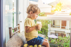 El sitio Livestrong compartió la receta para hacer una versión más saludable e igual de refrescante y sabrosa. Necesitas: 1/2 taza de arroz integral (enjuagado), 1/2 taza de anacardos, 8 tazas de leche de almendras sin azúcar, 1 cucharada de canela, 1 cucharada de vainilla y entre 1/4 y 1/2 taza de estevia (opcional).
