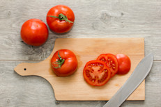 Puedes preferirlos en salsas, en puré, crudos, licuados o incluso en tragos, lo importante es que de cualquier forma que consumas los tomates estarás logrando una defensa contra la diabetes. Esto se debe a que son bajos en carbohidratos y ricos en nutrientes esenciales, como el hierro o las vitaminas C y E. 
