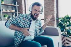 Escuchar una lista de varios temas favoritos en la mañana, camino al trabajo o en el horario de almuerzo, no puede llevarte más de 10 minutos y te brinda un gran bienestar. Usando técnicas que toman imágenes del cerebro, los científicos descubrieron que la música "ilumina" las áreas del cerebro involucradas en la emoción, la memoria e incluso, el movimiento del cuerpo.