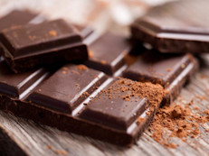 El chocolate negro y amargo contiene flavonoides, ácidos grasos y antioxidantes que ayudan a humectar la piel, proporcionando elasticidad y nutriéndola a profundidad. Un estudio de la Universidad de Londres encontró que los flavonoides del chocolate retardan el envejecimiento y protegen la piel de los rayos ultravioleta del sol.
