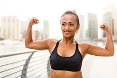 Los brazos suelen ser una zona problema, especialmente para las mujeres. Trabaja tus tríceps con esta extensión alternada.