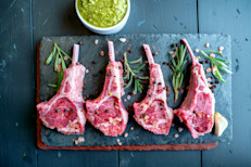 Las personas que consumen dietas centradas en carnes rojas, como cerdo, res o cordero, pueden presentar mayor riesgo de dolor articular, en comparación con quienes tienen dietas vegetarianas. Se cree que esto se debe a que las carnes rojas tienen altos niveles de marcadores inflamatorios y pueden contener grasas trans o aceite parcialmente hidrogenado.