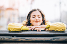 Intentar interrumpir el estrés del día con pequeñas pausas de unos minutos, como respirar profundamente, meditar o realizar algún ejercicio de relajación ayuda a tener un sueño limpio durante la noche. 
