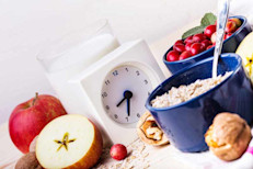 Prepara un bowl con un jugo de dos frutas, más una taza de frutas frescas, congeladas o envasadas, una taza de yogur entero, ¼ de leche en polvo sin grasa y ¼ de germen de trigo o salvado de avena.  Las bananas, peras, manzanas, ananá y las frutas disecadas (pasas de uva, dátiles, damascos secos) tienen más calorías que las frutas que tienen mucho contenido de agua como las naranjas, duraznos, arándanos o sandía. 