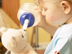 Darle de comer a un juguete es un típico juego infantil que indica el desarrollo y que comienza hacia los 18 meses del niño. Que no ocurra puede ser una señal de Trastornos del Espectro Autista (TEA).