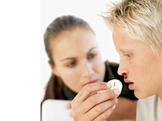 Por lo general las hemorragias superficiales en tejidos blandos no requieren terapia de reemplazo de factor y la aplicación de presión firme y hielo pueden resultar útiles. Si el sangrado es nasal, aplicar una presión firme en la parte cartilaginosa de la nariz durante al menos 20 minutos.
