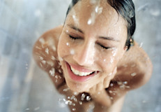 Cuando te bañes, evita usar agua demasiado caliente, ya que puede resecar la piel. Antes de secarte, abre el agua fría y déjala caer sobre las piernas. Notarás cómo se activa de inmediato la circulación, que le hará muy bien a tu piel y ayudará a mantener la estructura cutánea y muscular.