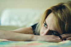 Una persona estresada puede sufrir ansiedad, depresión, pérdida de sueño, dolor estomacal y falta de interés en actividades físicas. Además de aumentar la presión sanguínea, la frecuencia cardíaca y el colesterol, el estrés disminuye las defensas del cuerpo, exponiendo a las personas a más enfermedades. Prueba los siguientes remedios para encontrar alivio: