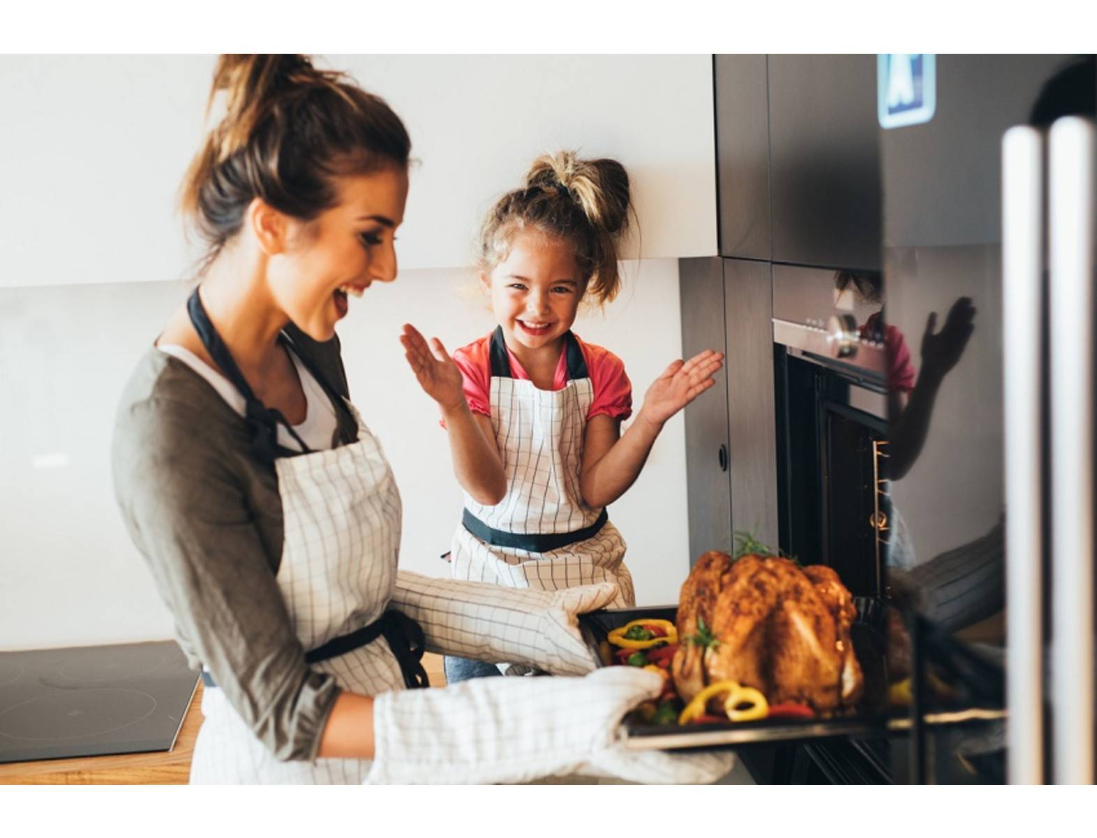 Las vacaciones de invierno traen alegría y abundante comida festiva. Mientras que los alérgenos alimentarios comunes acechan en muchos platos tradicionales de Thanksgiving, Hanukkah, Navidad y Kwanzaa, un poco de preparación y planificación pueden ayudarte, tanto si eres padre de un niño con alergias alimentarias o bien si recibes huéspedes con este problema.