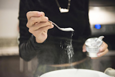 Las abuelas lo recomiendan todo el tiempo, ya que el bicarbonato de sodio o carbonato de calcio funcionan a la perfección neutralizando el ácido estomacal. Para prepararlo solo basta mezclar una cucharadita en medio vaso de agua y tomarlo. En unos minutos o una hora comenzarás a notar sus efectos.