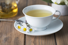 Hoy en día muchos productos de belleza y para el cuidado de la piel tienen extractos de manzanilla, debido a sus propiedades suavizantes y promotoras la regeneración celular. Además, en el caso de dermatitis, tiene un efecto calmante sobre la piel y ayuda a aliviar la inflamación y el ardor. Basta con preparar un poco de té, humedecer una toalla limpia y aplicar a manera de compresa.